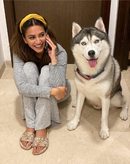 Kriti Kharbanda feet photo thumbnail