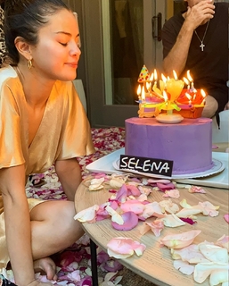 Selena Gomez feet photo thumbnail