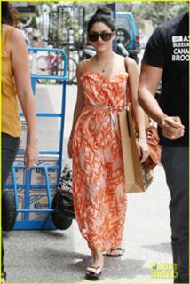 Vanessa Hudgens feet photo thumbnail