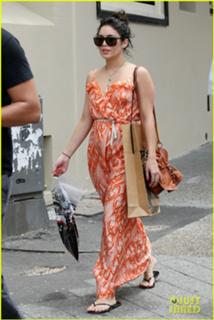 Vanessa Hudgens feet photo thumbnail
