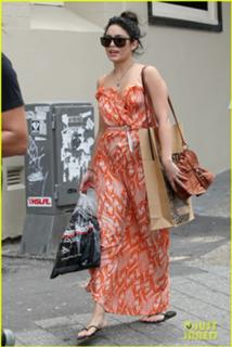 Vanessa Hudgens feet photo thumbnail