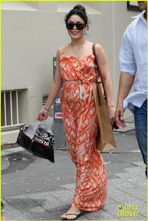 Vanessa Hudgens feet photo thumbnail