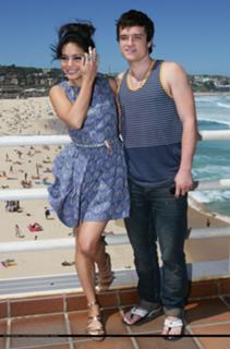 Vanessa Hudgens feet photo thumbnail