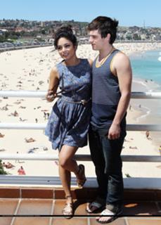 Vanessa Hudgens feet photo thumbnail
