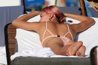 Hailey Bieber feet photo thumbnail