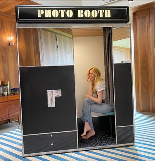 Claudia Schiffer feet photo thumbnail