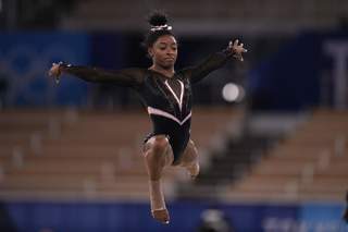 Simone Biles feet photo thumbnail