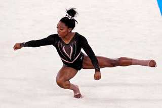Simone Biles feet photo thumbnail