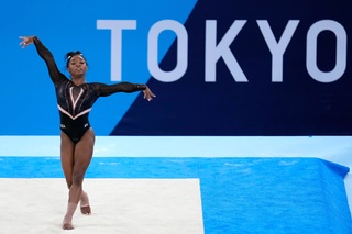 Simone Biles feet photo thumbnail