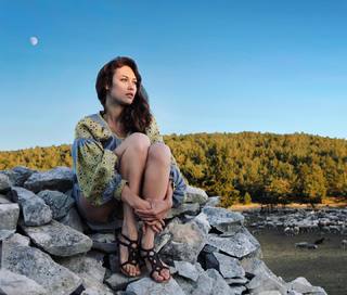 Olga Kurylenko feet photo thumbnail