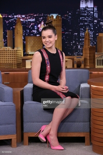 Hailee Steinfeld feet photo thumbnail