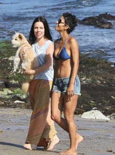 Halle Berry feet photo thumbnail