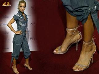 Mena Suvari feet photo thumbnail