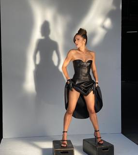 Hailee Steinfeld feet photo thumbnail