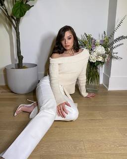Hailee Steinfeld feet photo thumbnail