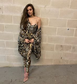 Hailee Steinfeld feet photo thumbnail