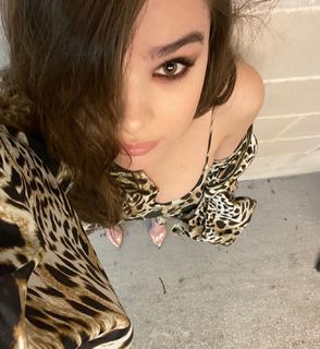 Hailee Steinfeld feet photo thumbnail
