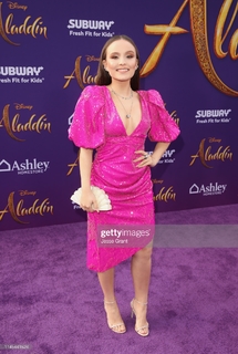 Larissa Manoela feet photo thumbnail