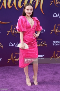Larissa Manoela feet photo thumbnail