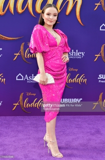 Larissa Manoela feet photo thumbnail