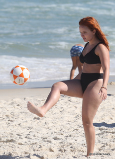 Larissa Manoela feet photo thumbnail