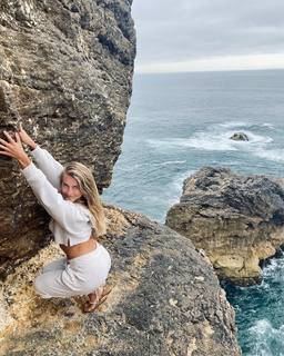 Julianne Hough feet photo thumbnail