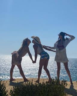 Julianne Hough feet photo thumbnail