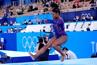 Simone Biles feet photo thumbnail