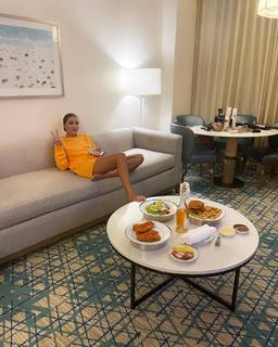 Olivia Culpo feet photo thumbnail