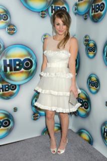 Kaley Cuoco feet photo thumbnail