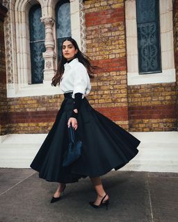 Sonam Kapoor feet photo thumbnail
