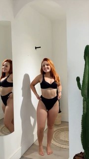 Larissa Manoela feet photo thumbnail