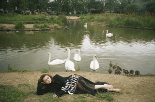 Maisie Williams feet photo thumbnail