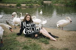 Maisie Williams feet photo thumbnail