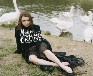 Maisie Williams feet photo thumbnail
