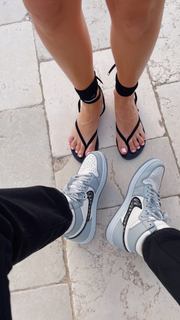 Chiara Ferragni feet photo thumbnail