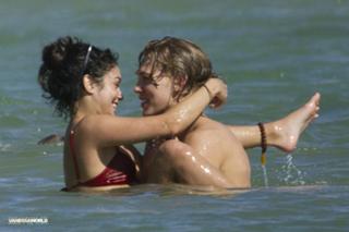 Vanessa Hudgens feet photo thumbnail