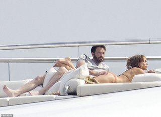 Jennifer Lopez feet photo thumbnail