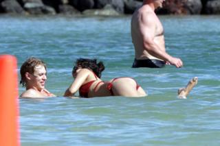 Vanessa Hudgens feet photo thumbnail
