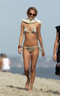 Nicole Richie feet photo thumbnail