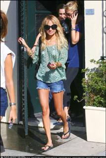 Nicole Richie feet photo thumbnail