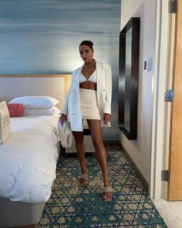 Olivia Culpo feet photo thumbnail