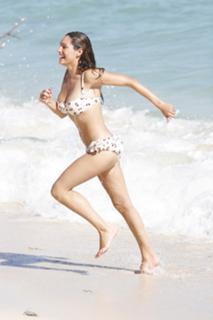 Kelly Brook feet photo thumbnail