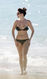Kelly Brook feet photo thumbnail