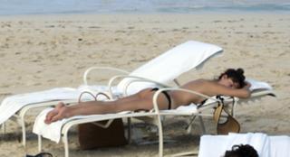 Kelly Brook feet photo thumbnail