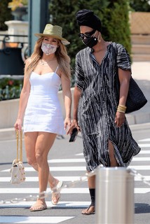 Jennifer Lopez feet photo thumbnail