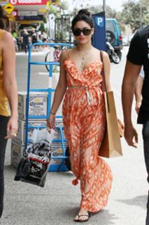 Vanessa Hudgens feet photo thumbnail