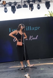 Vanessa Hudgens feet photo thumbnail