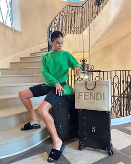 Olivia Culpo feet photo thumbnail