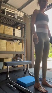 Brie Larson feet photo thumbnail
